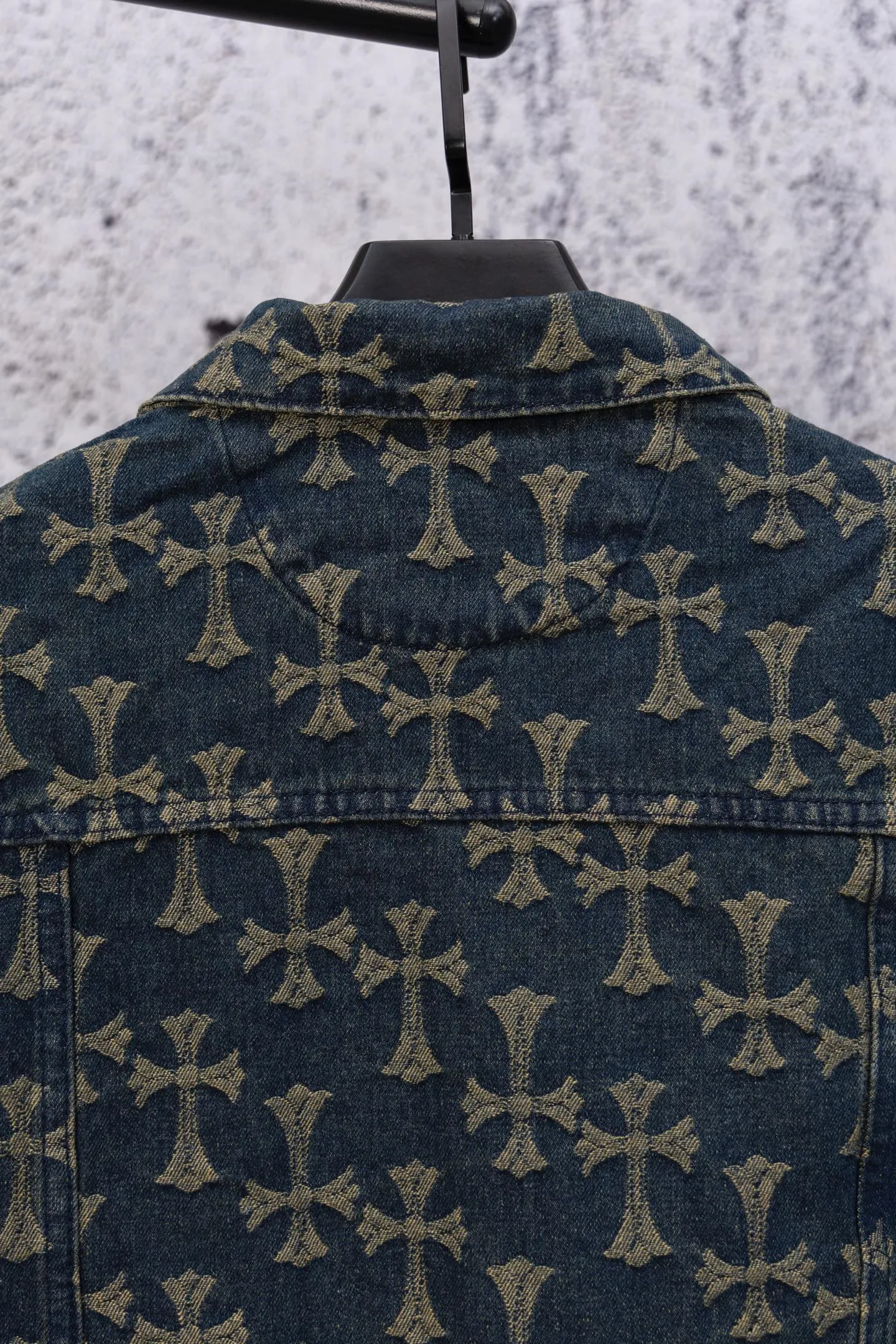 P240 Chrome Hearts CH Chrome Hearts double-sided all-over LOGO jacquard dark pattern heavy-duty denim jacket jeans denim suit same style as the Internet celebrity star's cross-printed denim jacket jeans, the unique cross design element plus all-over printing, full of design sense. It is made of 100% denim cotton fabric with heavy coarse yarn count, which ensures a stiff and tough silhouette while being soft, comfortable and breathable. The lapel is designed with silver buttons and is full of texture. The classic white cross logo is all over the dress, making it a perfect versatile style for spring and summer! Customized jacquard fabric, you can wear it in various styles. This gender-neutral shirt is a must-have for nightclubs. It can be worn as a jacket for both men and women. It can be easily worn by both men and women! The original loose version is made of high-quality pure cotton fabrics. The fabric pattern is high-definition and delicate without burrs. It is comfortable and breathable to wear. All the buttons are molded and customized. It is casual and fashionable and can be matched with any bottoms. It can be windproof and sunproof in spring and summer. It can be worn outside in autumn and winter! Easily concave shape makes you look slimmer and taller, perfect for both men and women! Color: Black Blue Size: Jacket S-XL Pants 28-36